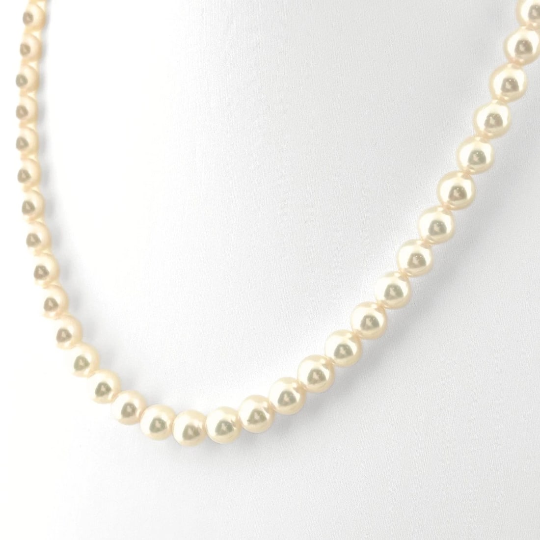 PEARL DESIGN NECKLACE SILVER PEARL NECKLACE: Pearl design necklace Silver Pearl Necklace Brand: Unbranded Type/Style: Necklace Material: 750YellowGold, Main Stone/Creation Pearl Color: YellowGold Size: Chain / code 43cm(16.9") Accessories: None