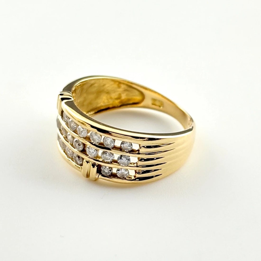MELEE DIAMOND DESIGN YG RING: melee diamond design YG Ring Brand: Unbranded Type/Style: Ring Material: 18KYellowGold, Main Stone/Creation Natural Color: YellowGold Size: US 6 to 6.5 Accessories: None Accessories Notice: When