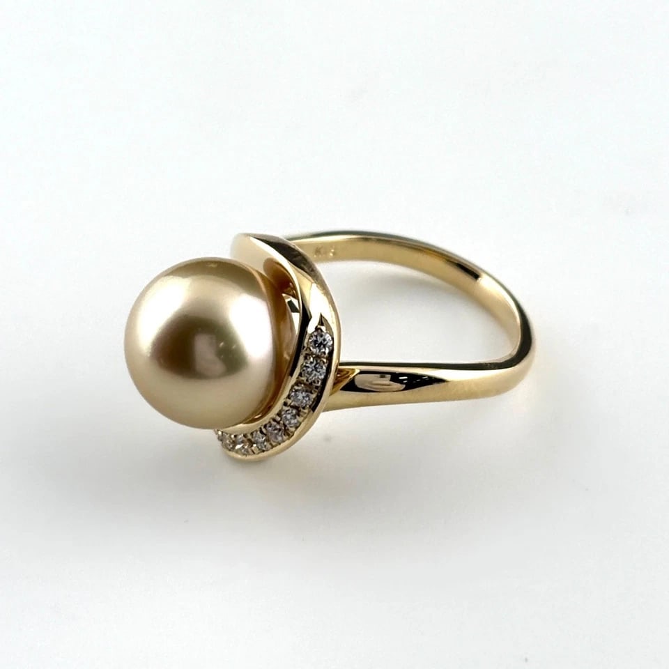 TASAKI PEARL DESIGN YELLOWGOLD RING MELEE DIAMOND: TASAKI pearl design YellowGold Ring melee diamond Brand: TASAKI Type/Style: Ring Material: 18KYellowGold, Main Stone/Creation Pearl diamond Color: YellowGold Size: US 5.5 to 6 Accessories: None