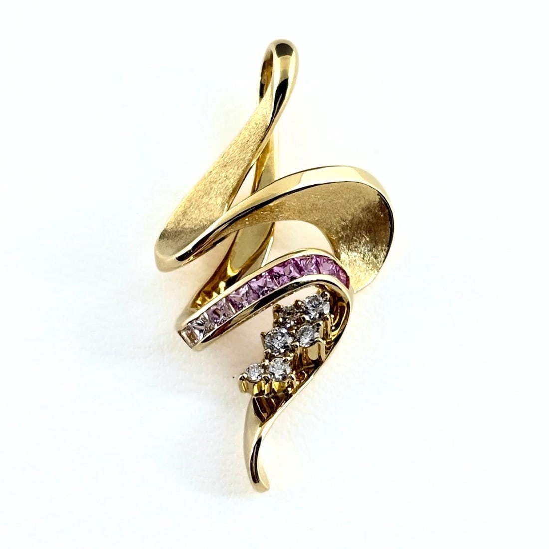 JEUNET SAPPHIRE PENDANT HEAD YG: Jeunet Sapphire Pendant Head YG Brand: Jeunet Type/Style: Pendant Head Material: 750YellowGold, Main Stone/Creation Sapphire Diamond Color: YellowGold Size: Pendant size 38.4?19.7mm(1.5") Inside