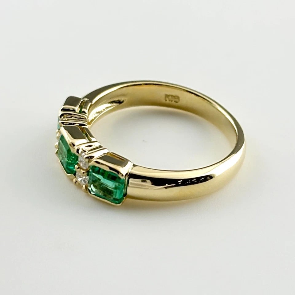 EMERALD DESIGN YG YELLOWGOLD MELEE DIAMOND RING: emerald design YG YellowGold melee diamond Ring Brand: Unbranded Type/Style: Ring Material: 18K, Main Stone/Creation Emerald diamond Color: YellowGold Size: US 5 to 5.5 Accessories: None Accessories