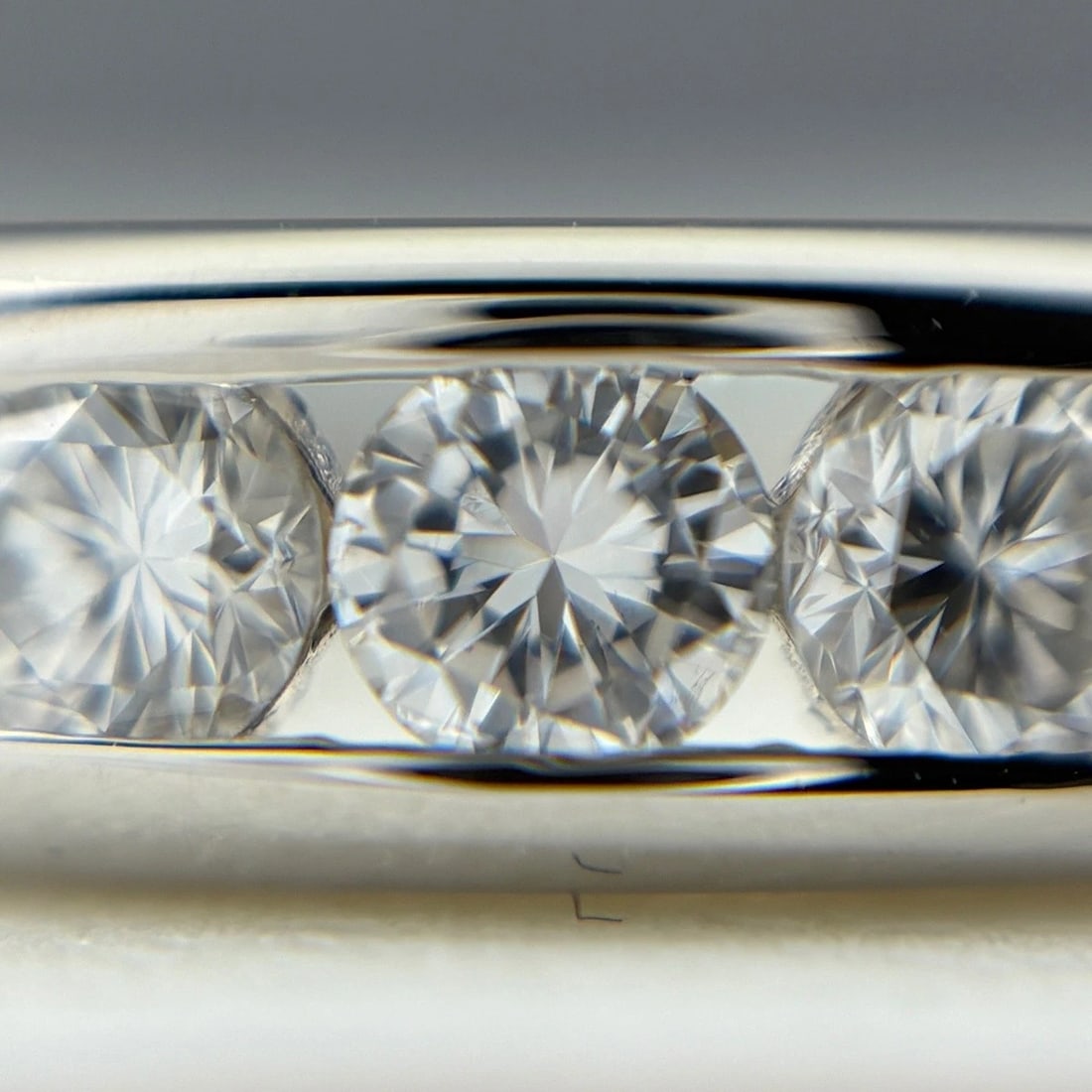 MELEE DIAMOND DESIGN PLATINUM RING - 2