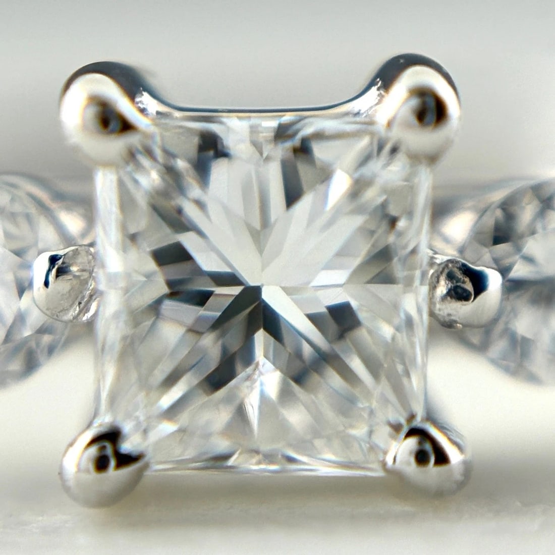 DIAMOND DESIGN PLATINUM MELEE DIAMOND RING: diamond design Platinum melee diamond Ring Brand: Unbranded Type/Style: Ring Material: Pt900, Main Stone/Creation Natural Color: None Size: US 5.5 to 6 Accessories: None Accessories Notice