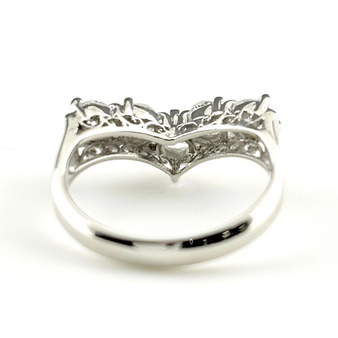 MELEE DIAMOND DESIGN PLATINUM RING - 4