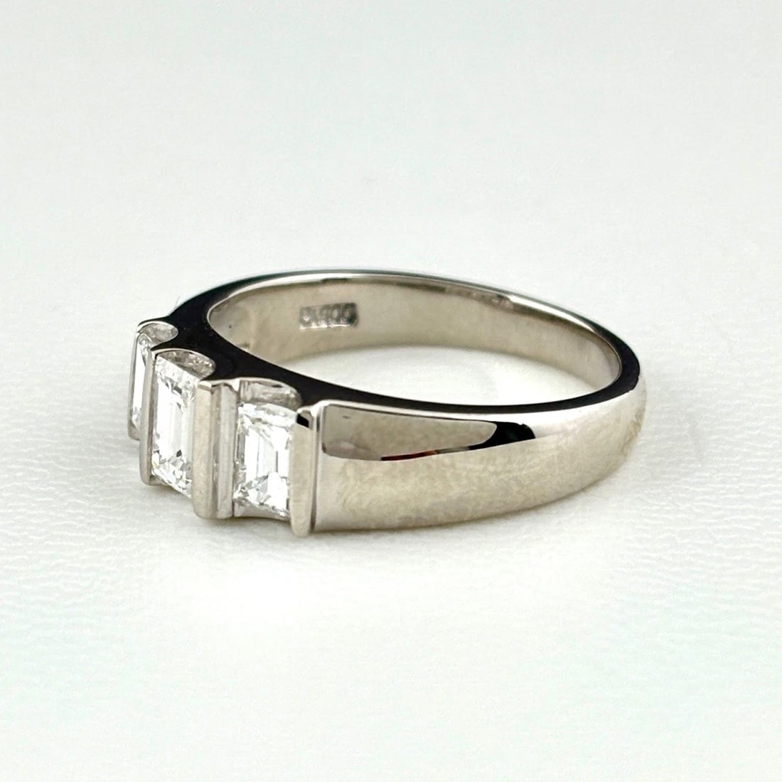 MELEE DIAMOND DESIGN PLATINUM RING: melee diamond design Platinum Ring Brand: Unbranded Type/Style: Ring Material: Pt900, Main Stone/Creation Natural Color: None Size: US 7 to 7.5 Accessories: None Accessories Notice: When p
