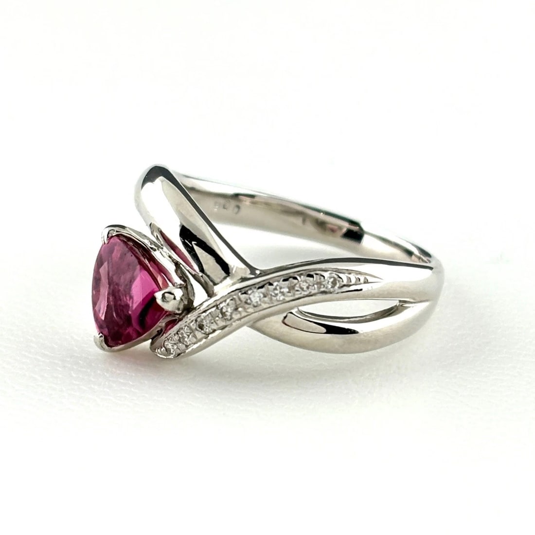 TOURMALINE DESIGN PLATINUM MELEE DIAMOND RING: tourmaline design Platinum melee diamond Ring Brand: Unbranded Type/Style: Ring Material: Pt900, Main Stone/Creation Tourmaline Diamond Color: None Size: US 7.5 to 8 Accessories: None Acce