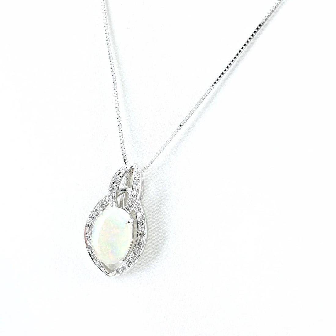 WHITEGOLD PENDANT MELEE DIAMOND NECKLACE 18K: WhiteGold Pendant melee diamond Necklace 18K Brand: Unbranded Type/Style: Necklace Material: 18K WG, Main Stone/Creation White OpalDiamond Color: White Gold Size: Chain width 0.6mm(0.0")Pendant size