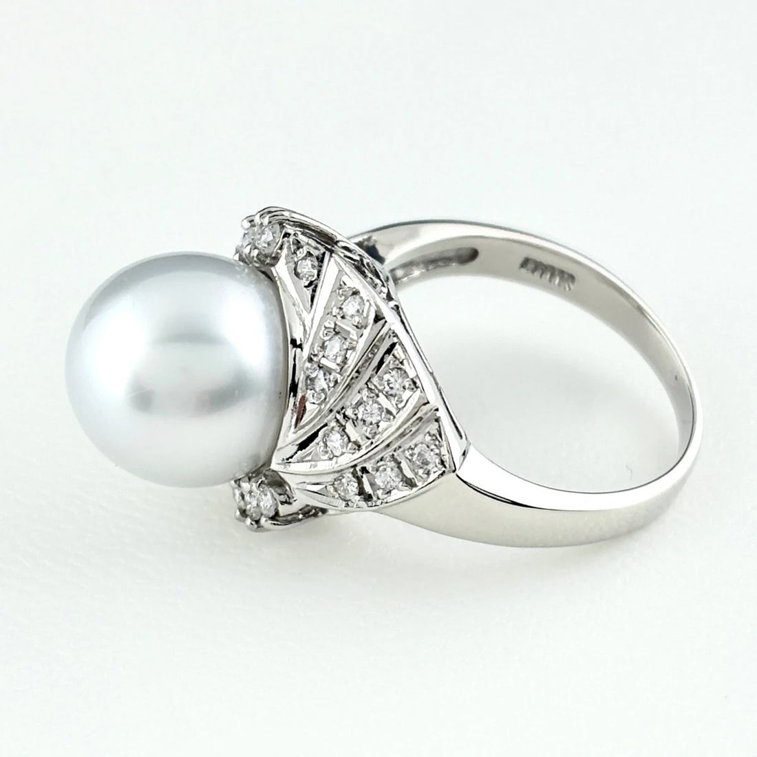 PLATINUM PEARL RING PT900 PEARL DIAMOND: Platinum pearl Ring Pt900 Pearl diamond Brand: Unbranded Type/Style: Ring Material: Pt900, Main Stone/Creation Pearl diamond Color: Silver Size: US 6 to 6.5 Accessories: None Accessories Notice: When