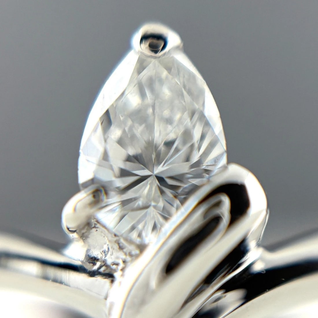MELEE DIAMOND DESIGN PLATINUM RING - 2