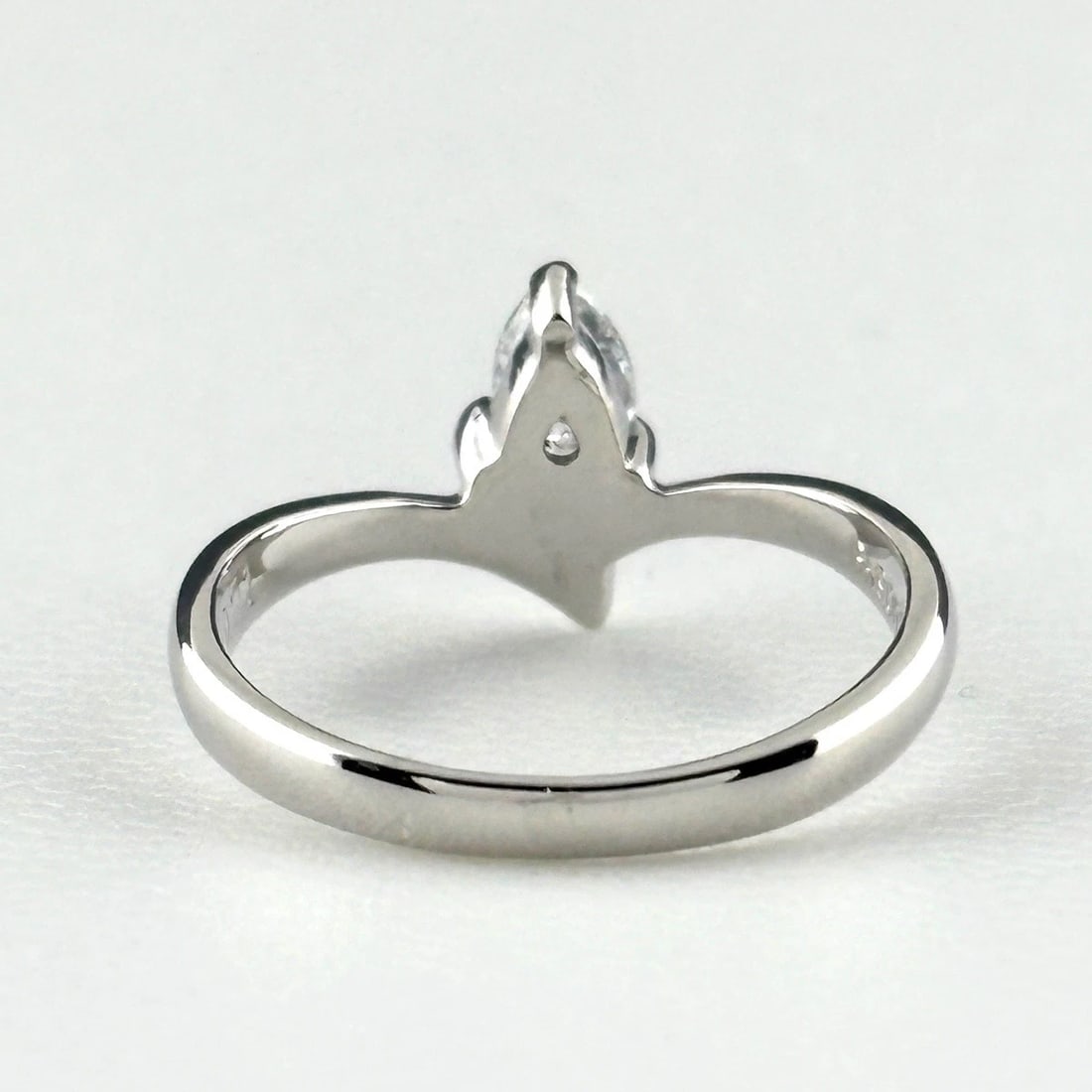 MELEE DIAMOND DESIGN PLATINUM RING - 4