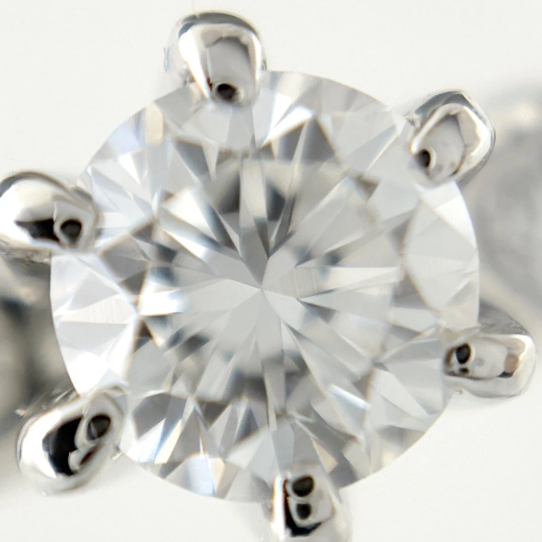DIAMOND DESIGN PLATINUM MELEE RING: diamond design Platinum melee Ring Brand: Unbranded Type/Style: Ring Material: Pt950, Main Stone/Creation Natural Color: None Size: US 5.5 to 6 Accessories: None Accessories Notice: When p