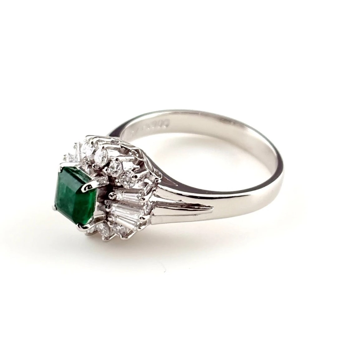 EMERALD DESIGN PLATINUM MELEE DIAMOND RING: emerald design Platinum melee diamond Ring Brand: Unbranded Type/Style: Ring Material: Pt900, Main Stone/Creation Emerald Diamond Color: None Size: US 5.5 Accessories: None Accessories Notice: When