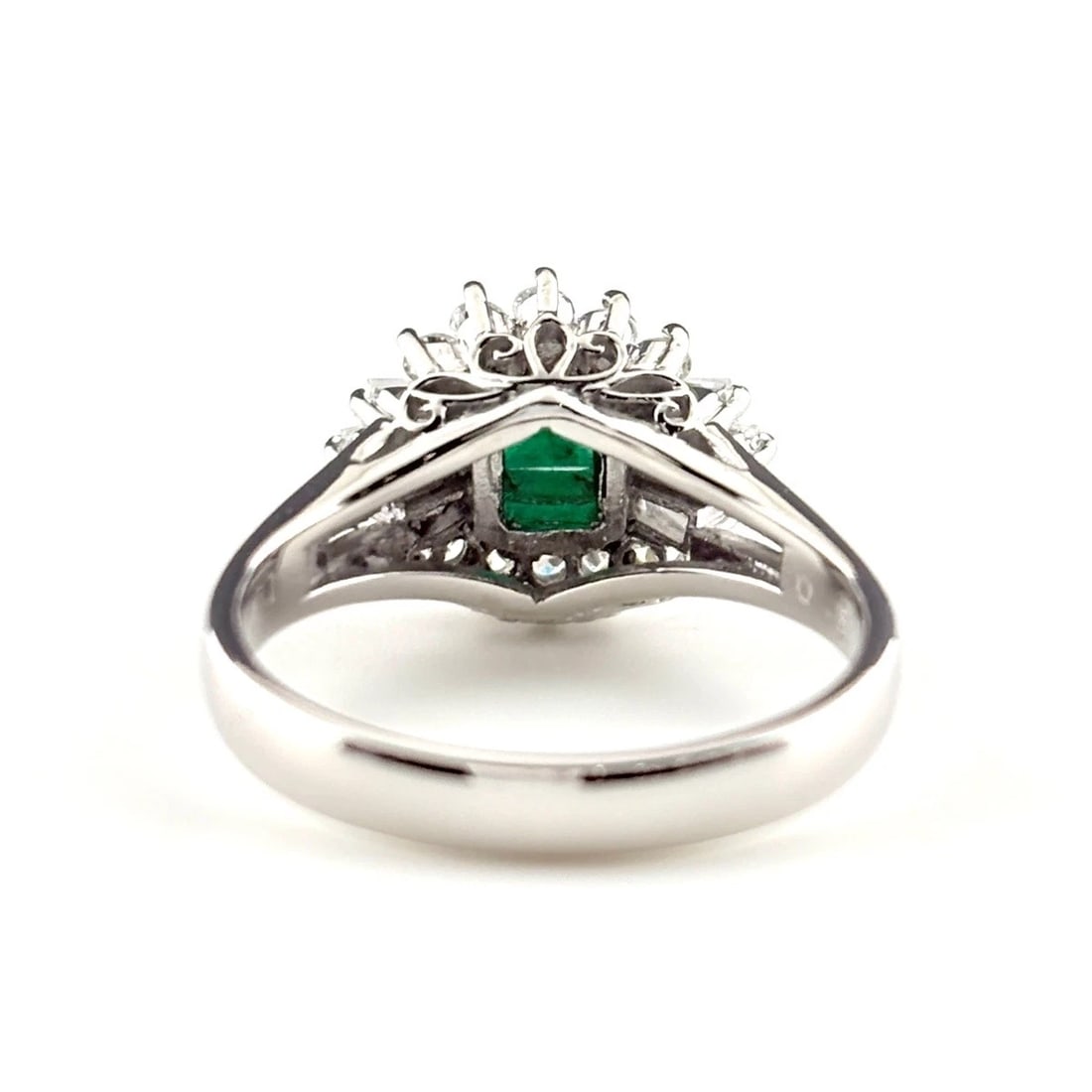 EMERALD DESIGN PLATINUM MELEE DIAMOND RING - 4