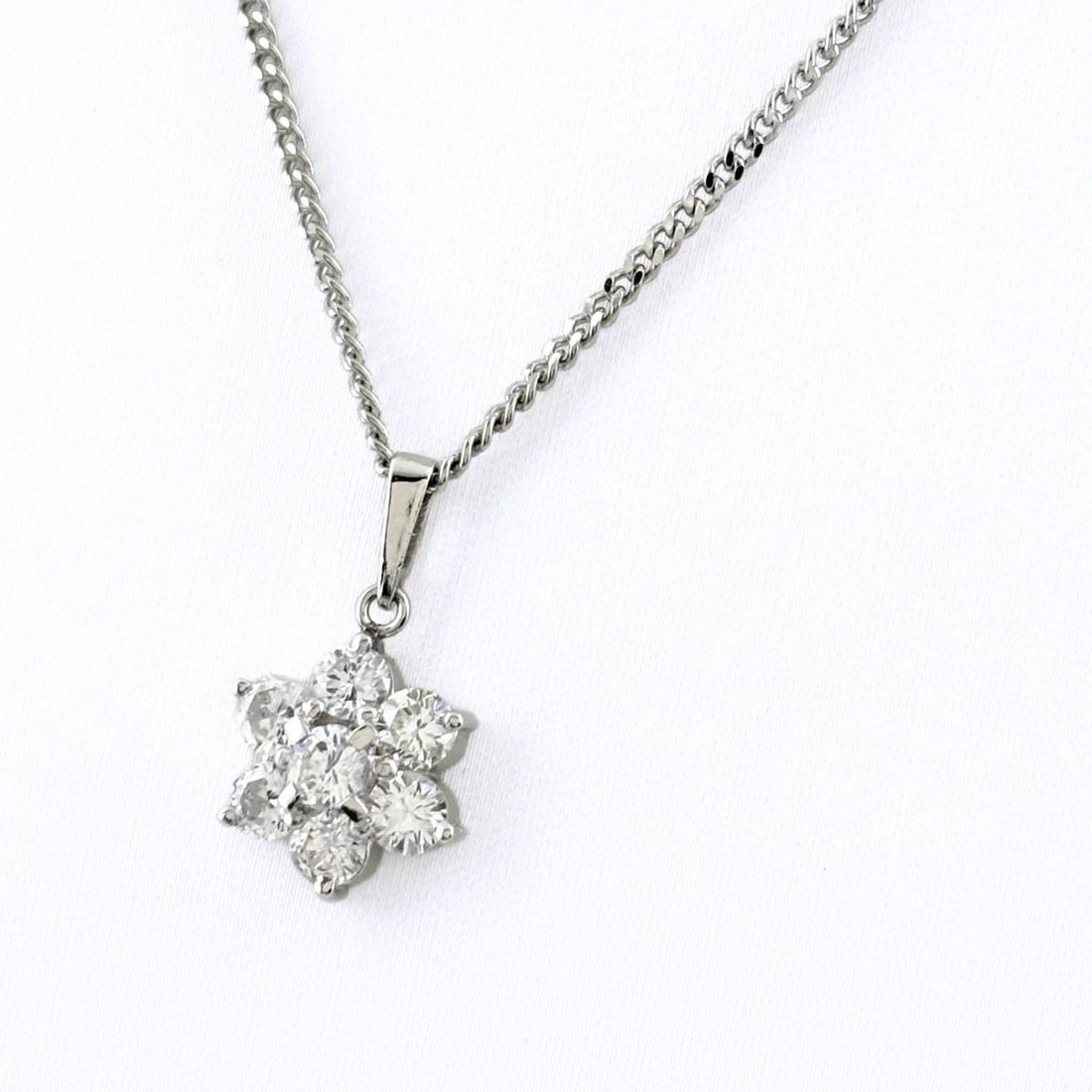 FLOWER MOTIF DESIGN PLATINUM PENDANT MELEE DIAMOND NECKLACE: Flower motif design Platinum Pendant melee diamond Necklace Brand: Unbranded Type/Style: Necklace Material: Pt900 Pt850, Main Stone/Creation Natural Color: None Size: Chain / code 40cm(15.7") Carat