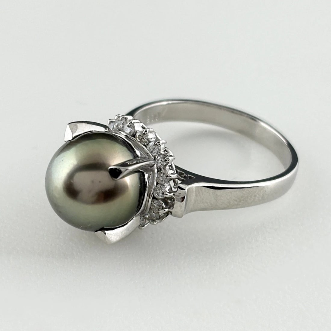 PLATINUM RING MELEE DIAMOND PEARL RING: Platinum ring melee diamond pearl Ring Brand: Unbranded Type/Style: Ring Material: Pt900, Main Stone/Creation Pearl diamond Color: Silver Size: US 8.5 Accessories: None Accessories Notice: When