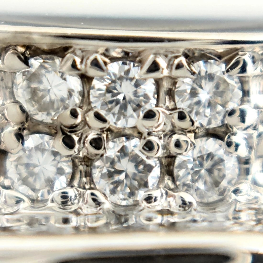 MELEE DIAMOND DESIGN RING: melee diamond design Ring Brand: Unbranded Type/Style: Ring Material: 750, Main Stone/Creation Natural Color: Size: US 7 to 7.5 Accessories: None Accessories Notice: When purchasing pre-ow