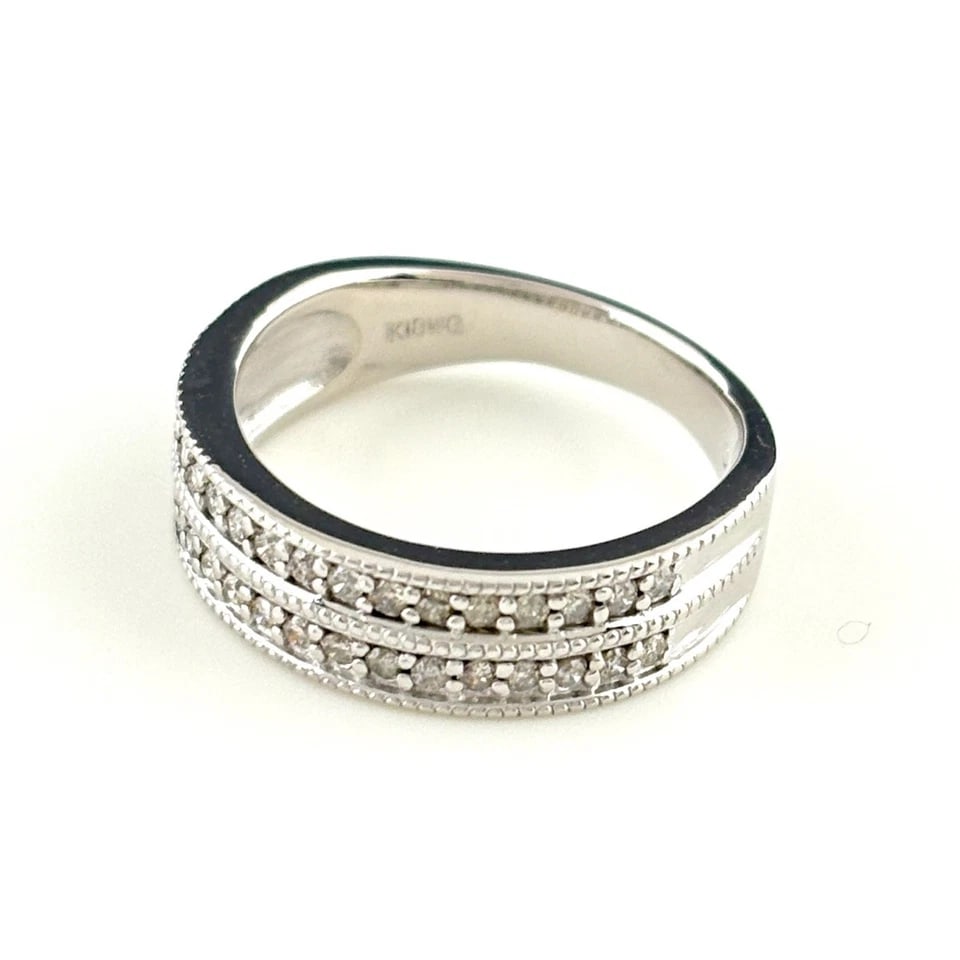 MELEE DIAMOND DESIGN WG RING: melee diamond design WG Ring Brand: Unbranded Type/Style: Ring Material: 18K ?WG, Main Stone/Creation Natural Color: WG Size: US 5 Accessories: None Accessories Notice: When purchasing pre-owned
