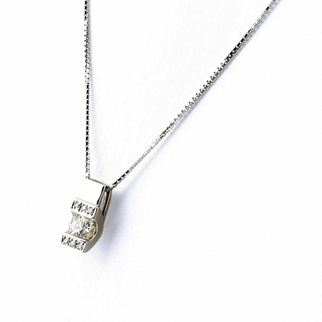 DIAMOND DESIGN PLATINUM PENDANT MELEE NECKLACE: Diamond design Platinum Pendant melee Necklace Brand: Unbranded Type/Style: Necklace Material: Pt900 Pt850, Main Stone/Creation Natural Color: None Size: Chain / code 45cm(17.7") Chain width 0.7mm(0.0