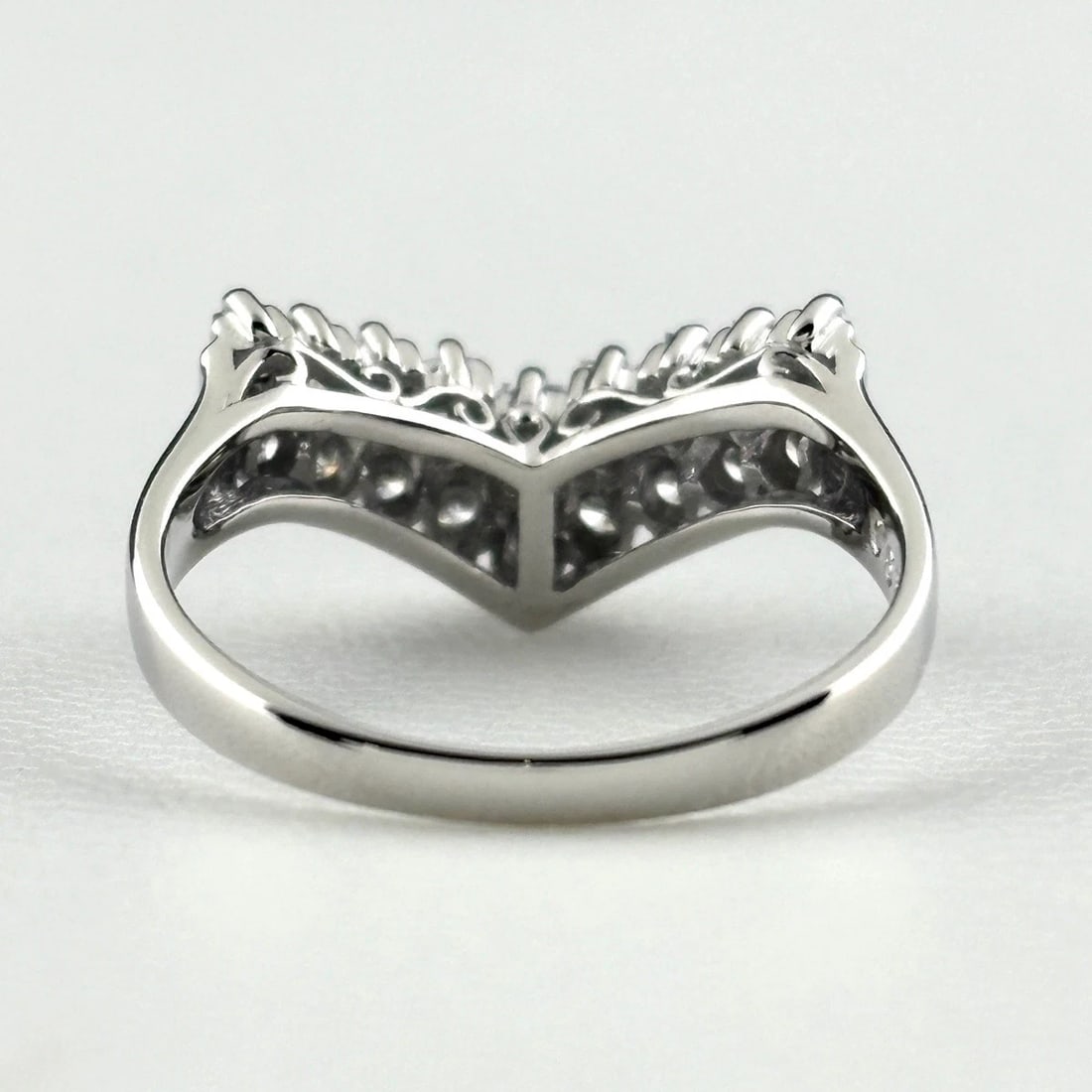 MELEE DIAMOND DESIGN PLATINUM RING - 4