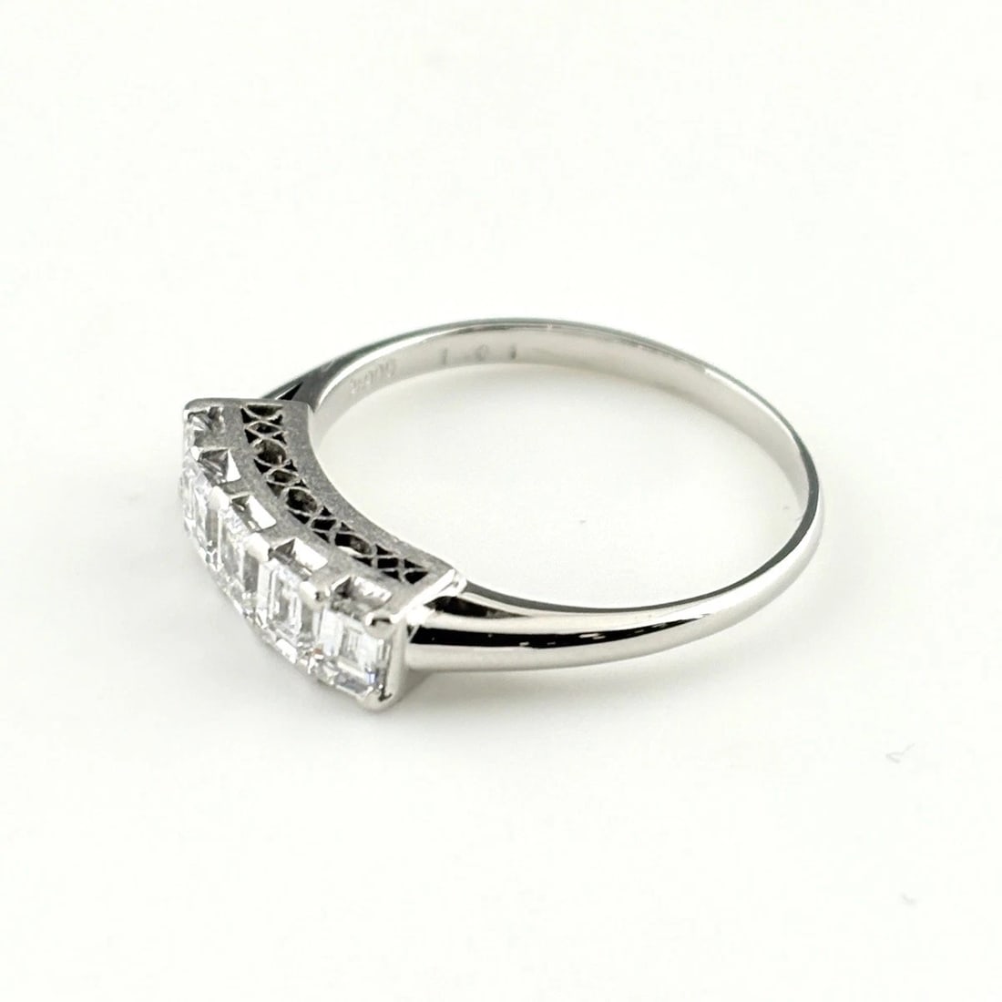 MELEE DIAMOND DESIGN PLATINUM RING: melee diamond design Platinum Ring Brand: Unbranded Type/Style: Ring Material: Pt900, Main Stone/Creation Natural Color: None Size: US 7.5 to 8 Accessories: None Accessories Notice: When purchasing