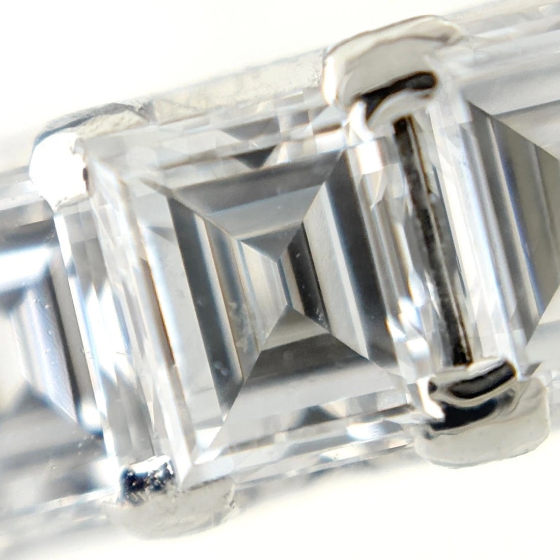 MELEE DIAMOND DESIGN PLATINUM RING - 2
