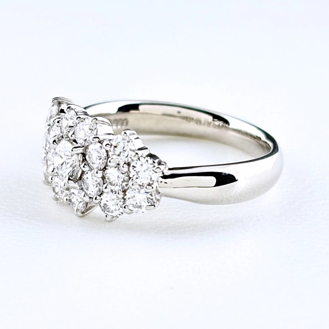 FLOWER MOTIF DESIGN PLATINUM MELEE DIAMOND RING: flower motif design Platinum melee diamond Ring Brand: Unbranded Type/Style: Ring Material: Pt900, Main Stone/Creation Natural Color: None Size: US 6 to 6.5 Accessories: None Accessories N