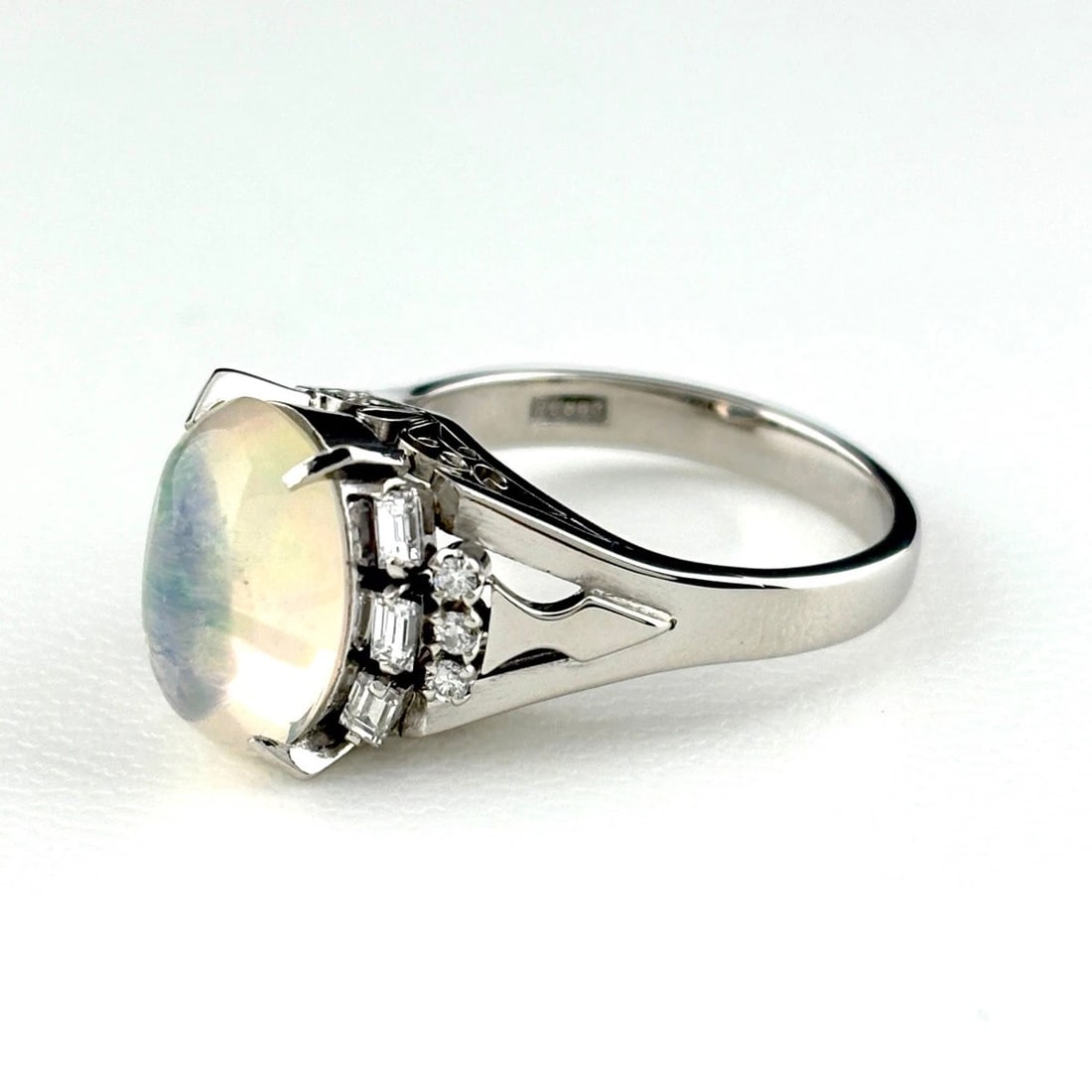 OPAL DESIGN RING PLATINUM MELEE RING: opal design ring Platinum melee Ring Brand: Unbranded Type/Style: Ring Material: Pt850, Main Stone/Creation opal diamond Color: Silver Size: US 6.5 to 7 Accessories: None Accessories Notic