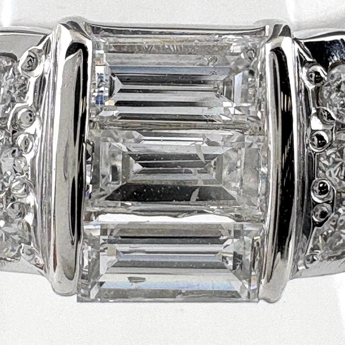 MELEE DIAMOND DESIGN PLATINUM RING - 2