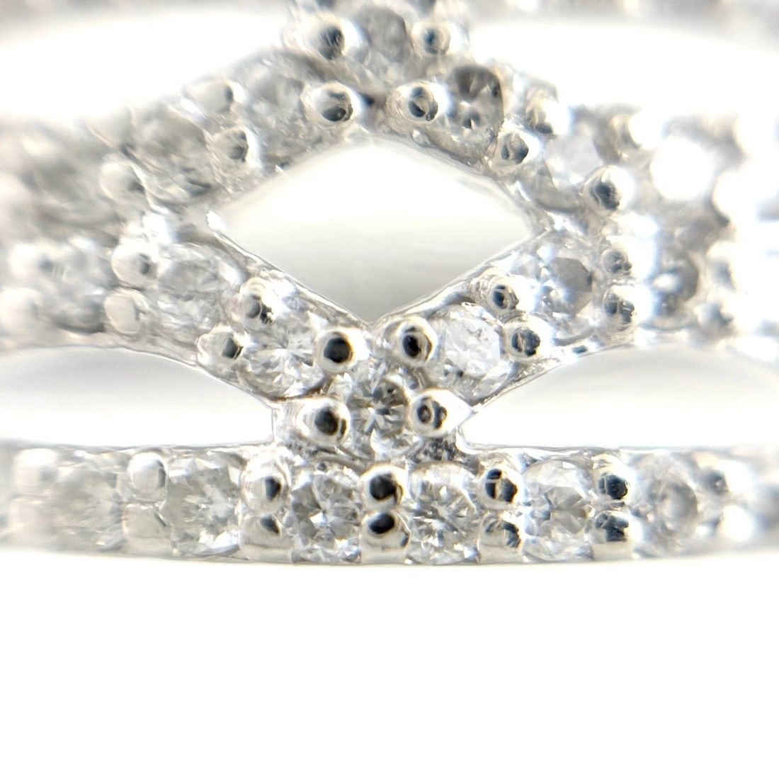 MELEE DIAMOND DESIGN PLATINUM RING: melee diamond design Platinum Ring Brand: Unbranded Type/Style: Ring Material: Pt900, Main Stone/Creation Natural Color: None Size: US 8 Accessories: None Accessories Notice: When purchasi