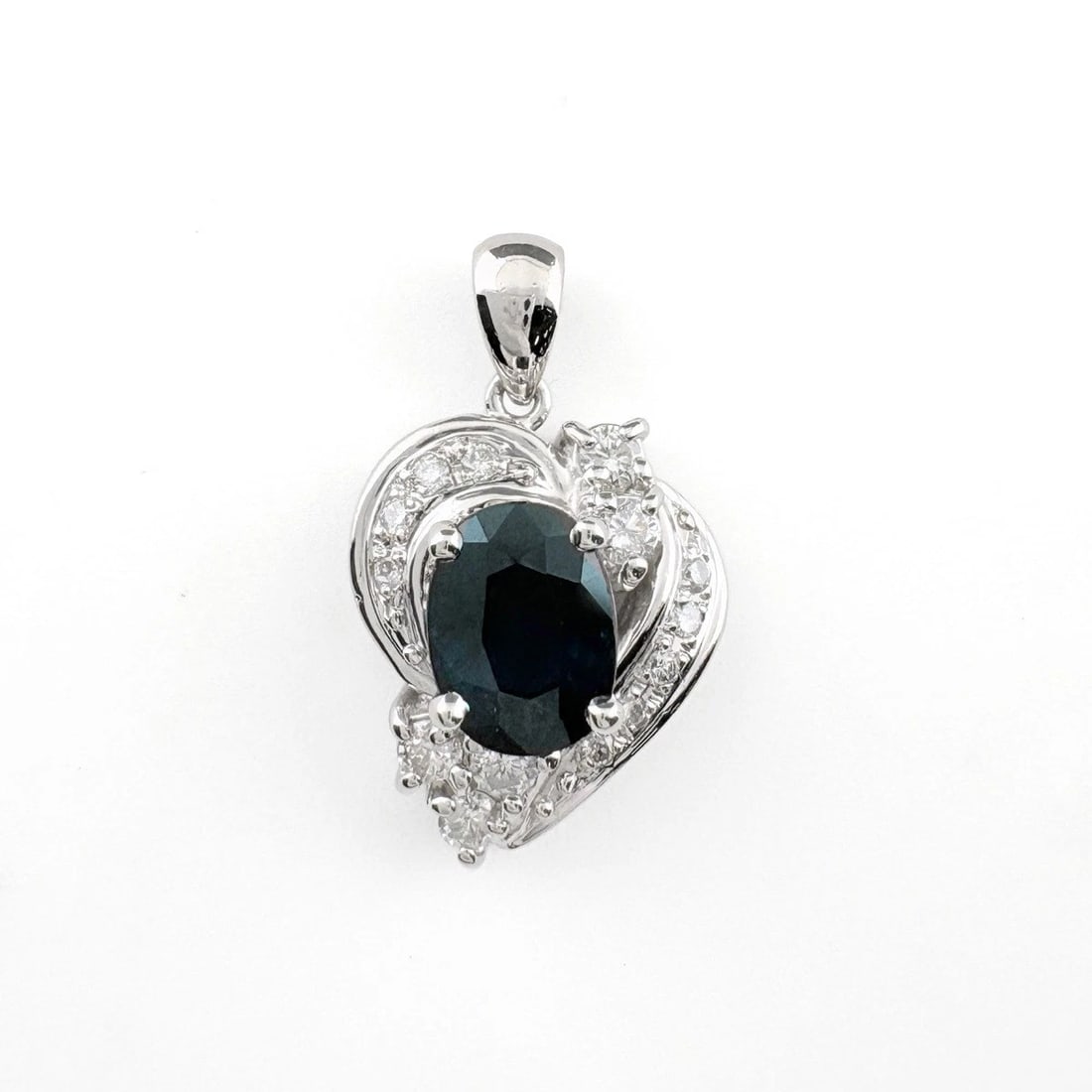 SAPPHIRE PENDANT HEAD PLATINUM MELEE DIAMOND: Sapphire Pendant Head Platinum melee diamond Brand: Unbranded Type/Style: Pendant Head Material: Pt850, Main Stone/Creation Sapphire Diamond Color: None Size: Total length of the pendant head