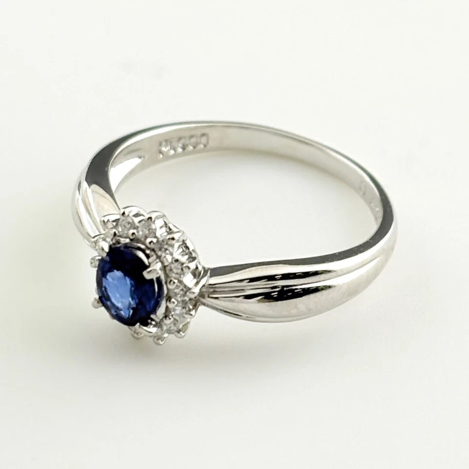 SAPPHIRE DESIGN PLATINUM MELEE DIAMOND RING: sapphire design Platinum melee diamond Ring Brand: Unbranded Type/Style: Ring Material: Pt900, Main Stone/Creation Sapphire Diamond Color: silver Size: US 5.5 to 6 Accessories: None Accessories