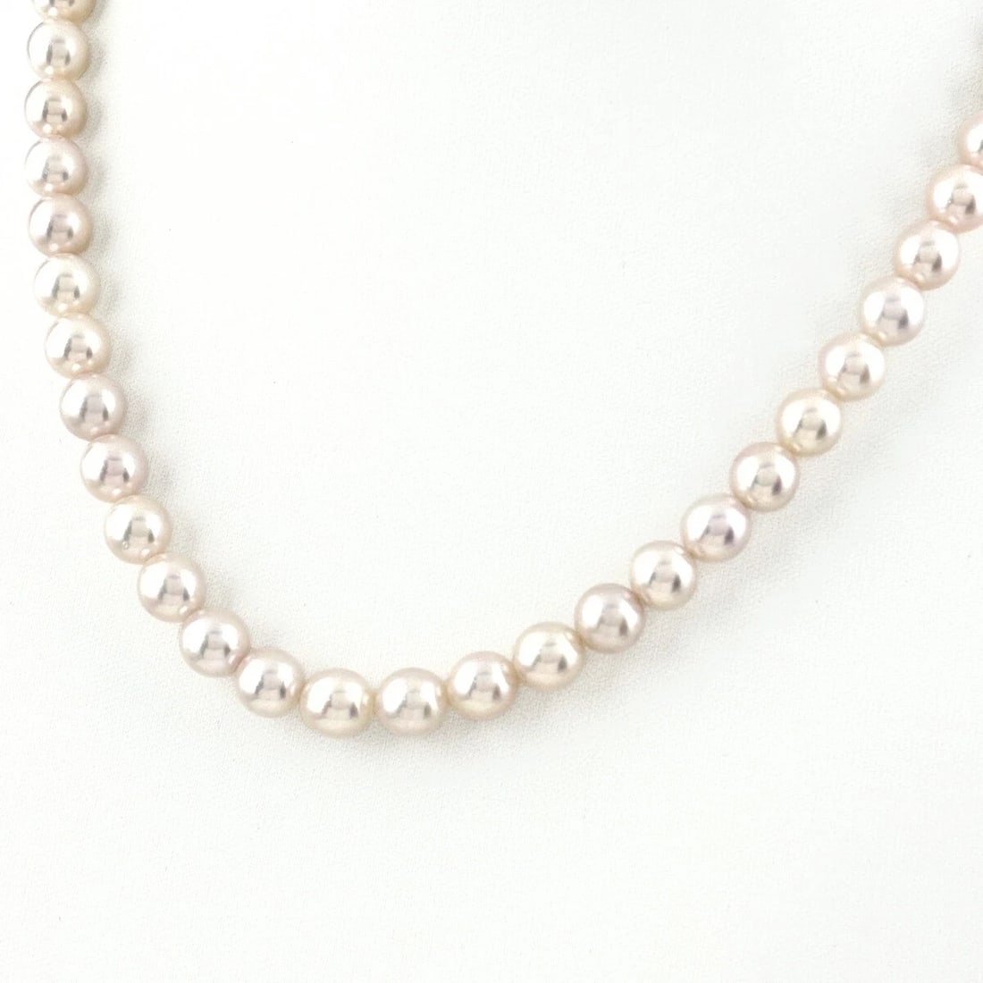 PEARL DESIGN SILVER PEARL NECKLACE: Pearl design Silver Pearl Necklace Brand: Unbranded Type/Style: Necklace Material: SV, Main Stone/Creation Pearl diamond Color: Silver Size: Chain / code 44cm(17.3") Accessories: None Accessories
