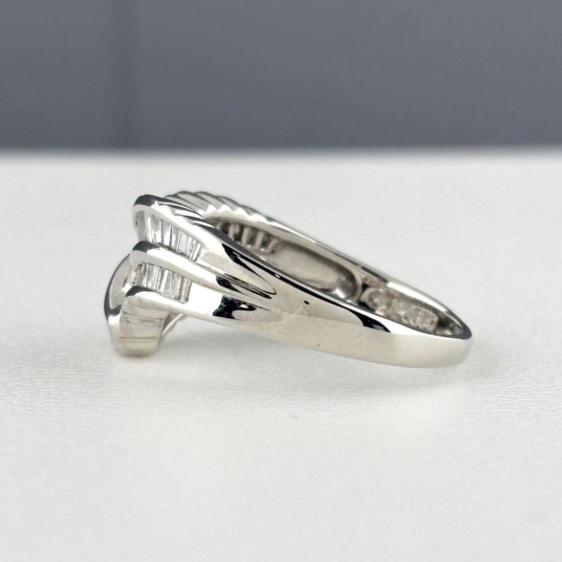 MELEE DIAMOND DESIGN PLATINUM RING - 2