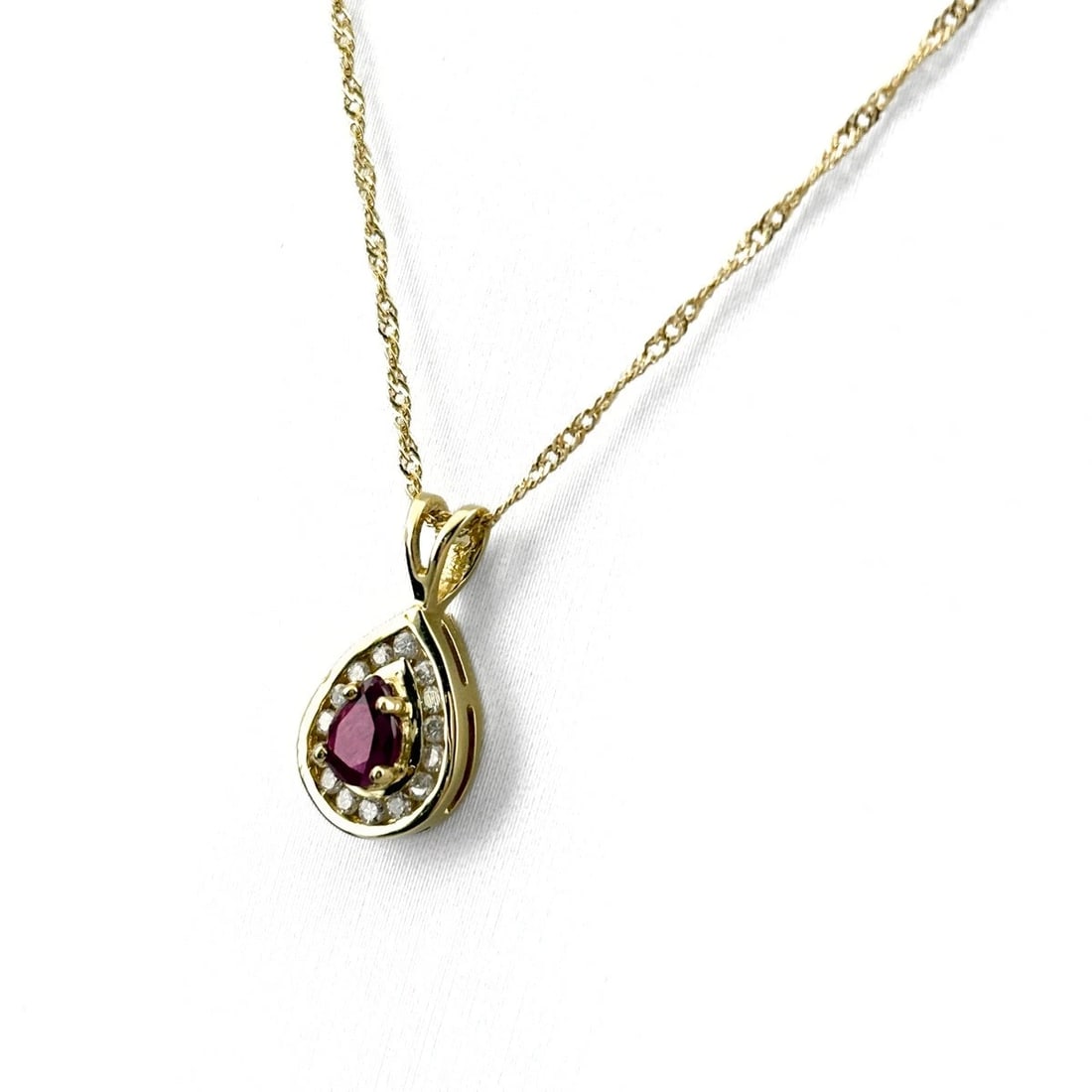 RUBY DESIGN YELLOWGOLD PENDANT MELEE DIAMOND NECKLACE (1 of 2)