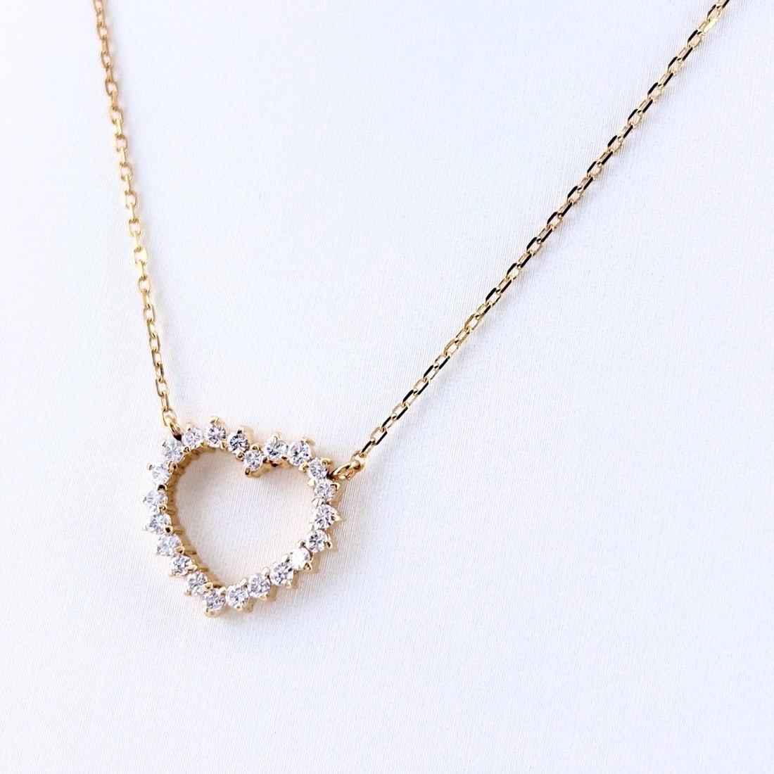 HEART MOTIF DESIGN YELLOWGOLD PENDANT MELEE DIAMOND NECKLACE: Heart motif design YellowGold Pendant melee diamond Necklace Brand: Unbranded Type/Style: Necklace Material: 18KYellowGold, Main Stone/Creation Natural Color: YellowGold Size: Chain / code 39cm(15.4")