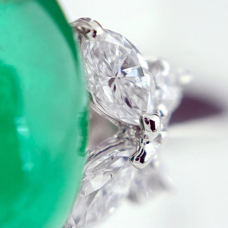 EMERALD DESIGN PLATINUM MELEE DIAMOND RING: emerald design Platinum melee diamond Ring Brand: Unbranded Type/Style: Ring Material: Pt900, Main Stone/Creation Emerald diamond Color: None Size: US 5.5 to 6 Accessories: None Accessorie