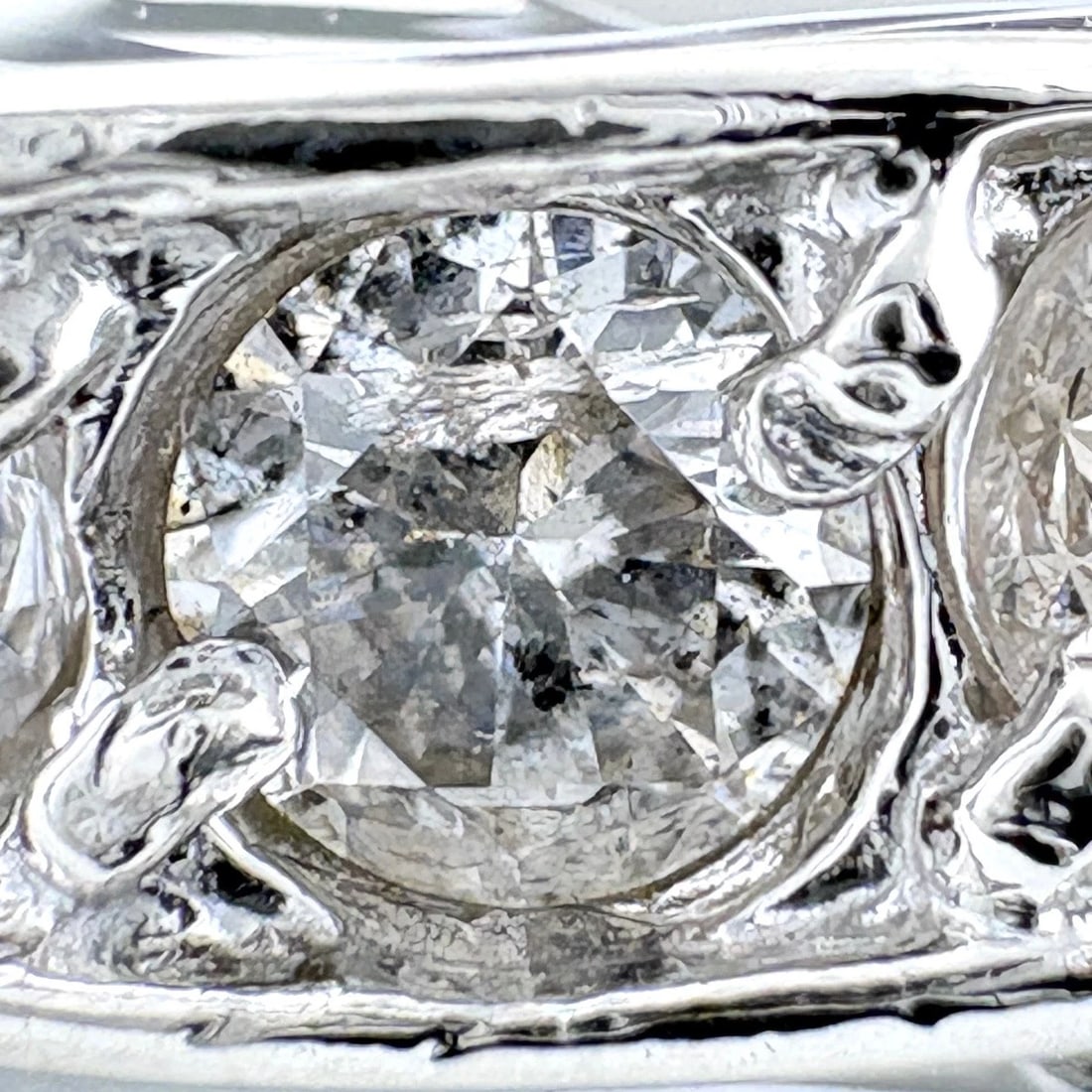 MELEE DIAMOND DESIGN PLATINUM RING - 2