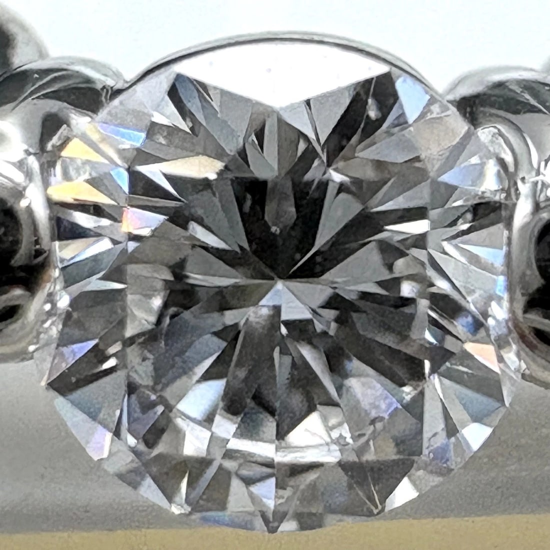MELEE DIAMOND DESIGN PLATINUM RING - 2