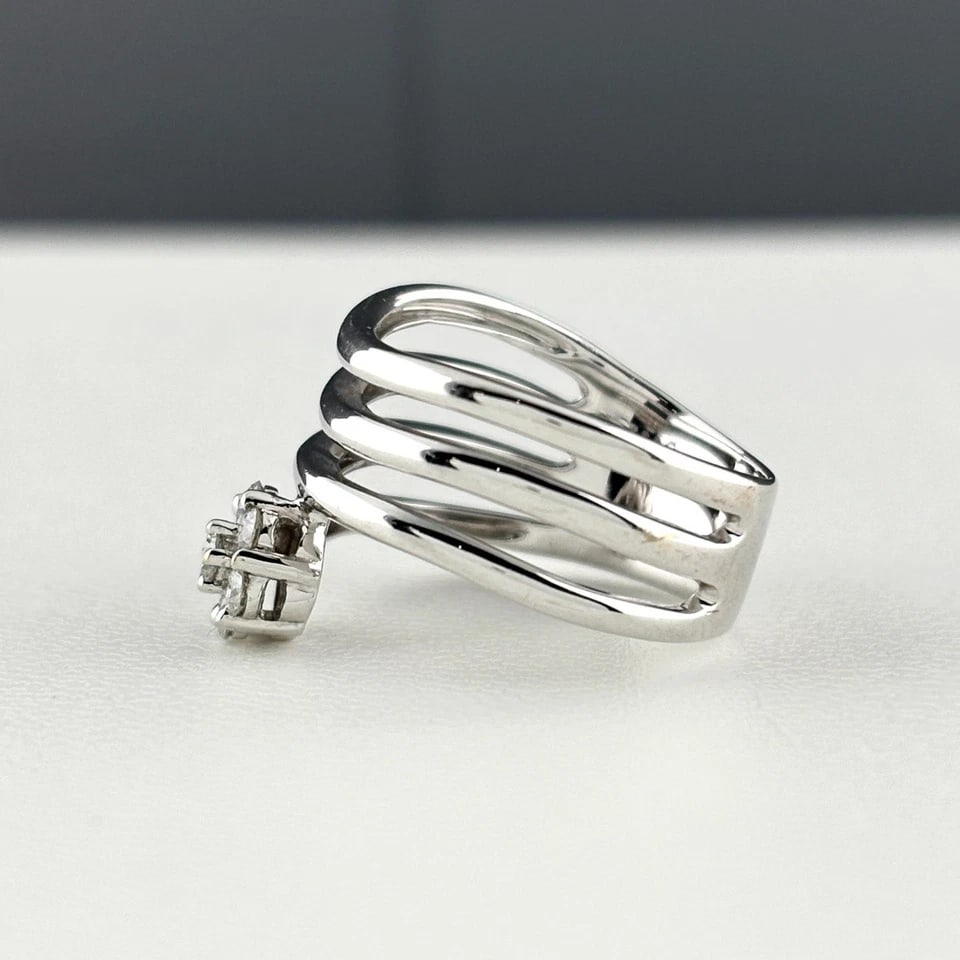 MELEE DIAMOND DESIGN RING: melee diamond design Ring Brand: Unbranded Type/Style: Ring Material: 18K, Main Stone/Creation Natural Color: None Size: US 6.5 to 7 Accessories: None Accessories Notice: When purchasing p