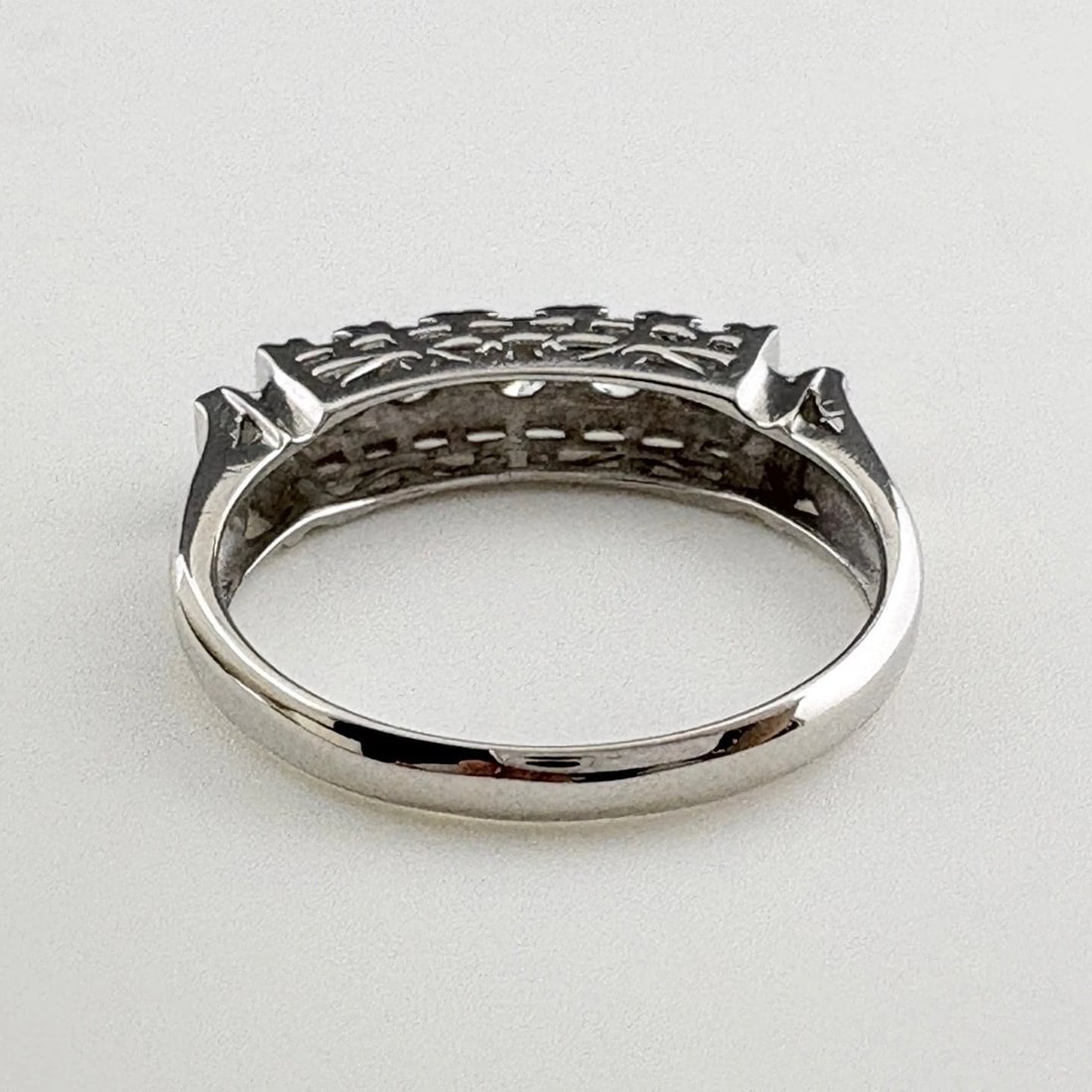 MELEE DIAMOND DESIGN PLATINUM RING - 4