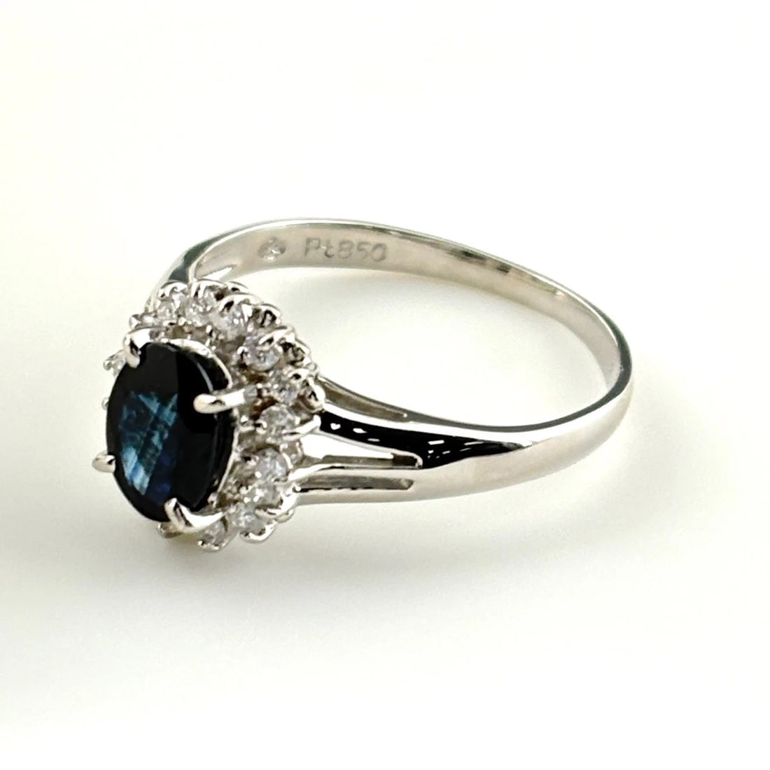 SAPPHIRE DESIGN PLATINUM MELEE DIAMOND RING: sapphire design Platinum melee diamond Ring Brand: Unbranded Type/Style: Ring Material: Pt850, Main Stone/Creation sapphire diamond Color: None Size: US 6.5 Accessories: None Accessories Notice: When