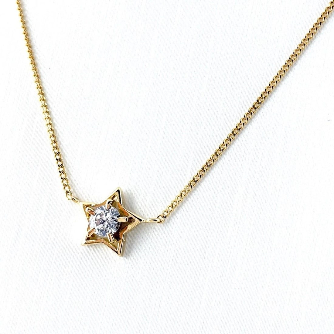 DIAMOND DESIGN NECKLACE YGPENDANT: Diamond design necklace YGPendant Brand: Unbranded Type/Style: Necklace Material: 18K YG, Main Stone/Creation Natural Color: YG Size: Chain / code 41cm(16.1") Pendant size 8.5?8.3mm(0.3")