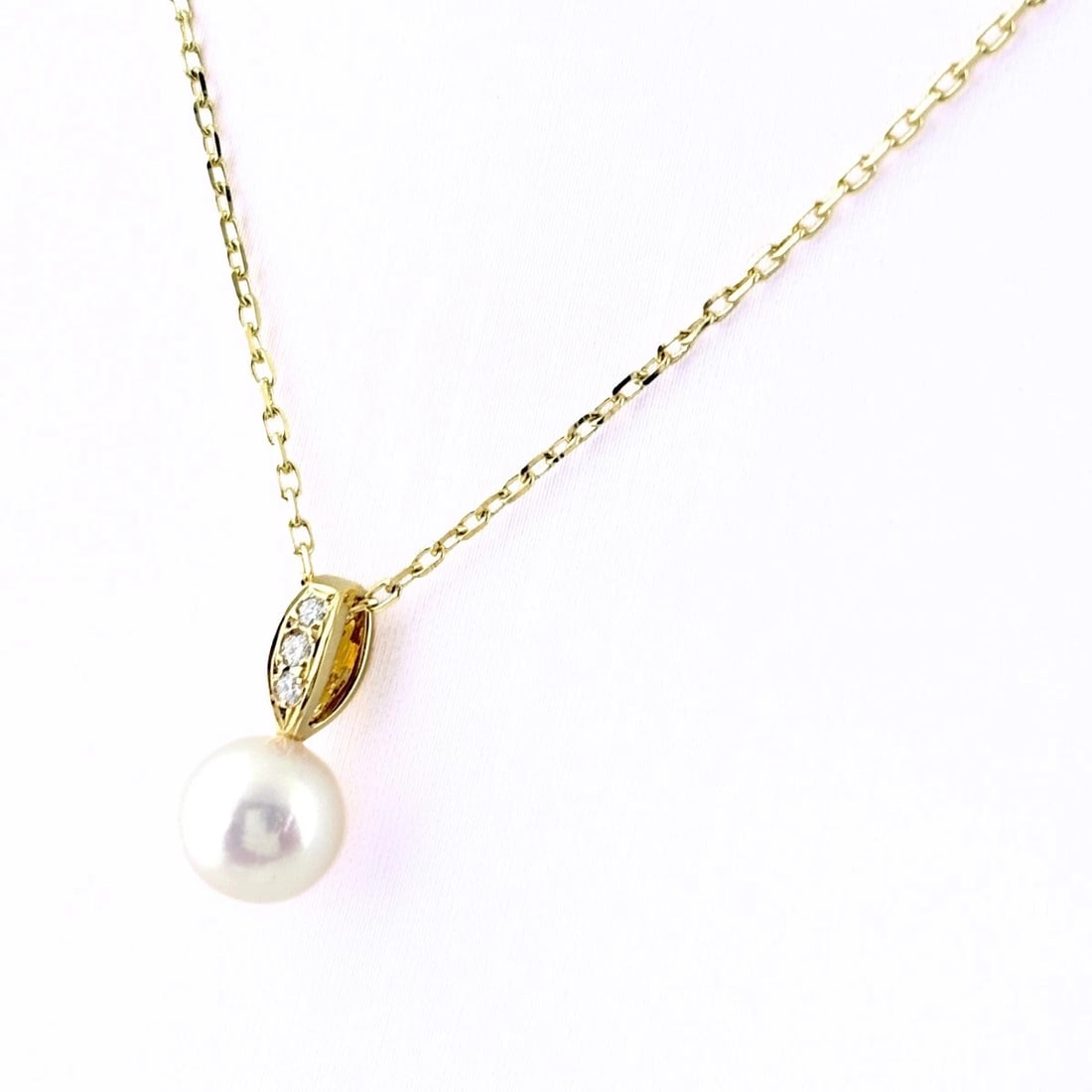 MIKIMOTO PEARL NECKLACE YELLOWGOLD PENDANT MELEE DIAMOND: MIKIMOTO Pearl Necklace YellowGold Pendant melee diamond Brand: MIKIMOTO Type/Style: Necklace Material: 18KYellowGold, Main Stone/Creation Natural Color: YellowGold Size: Chain / code 38cm(15")