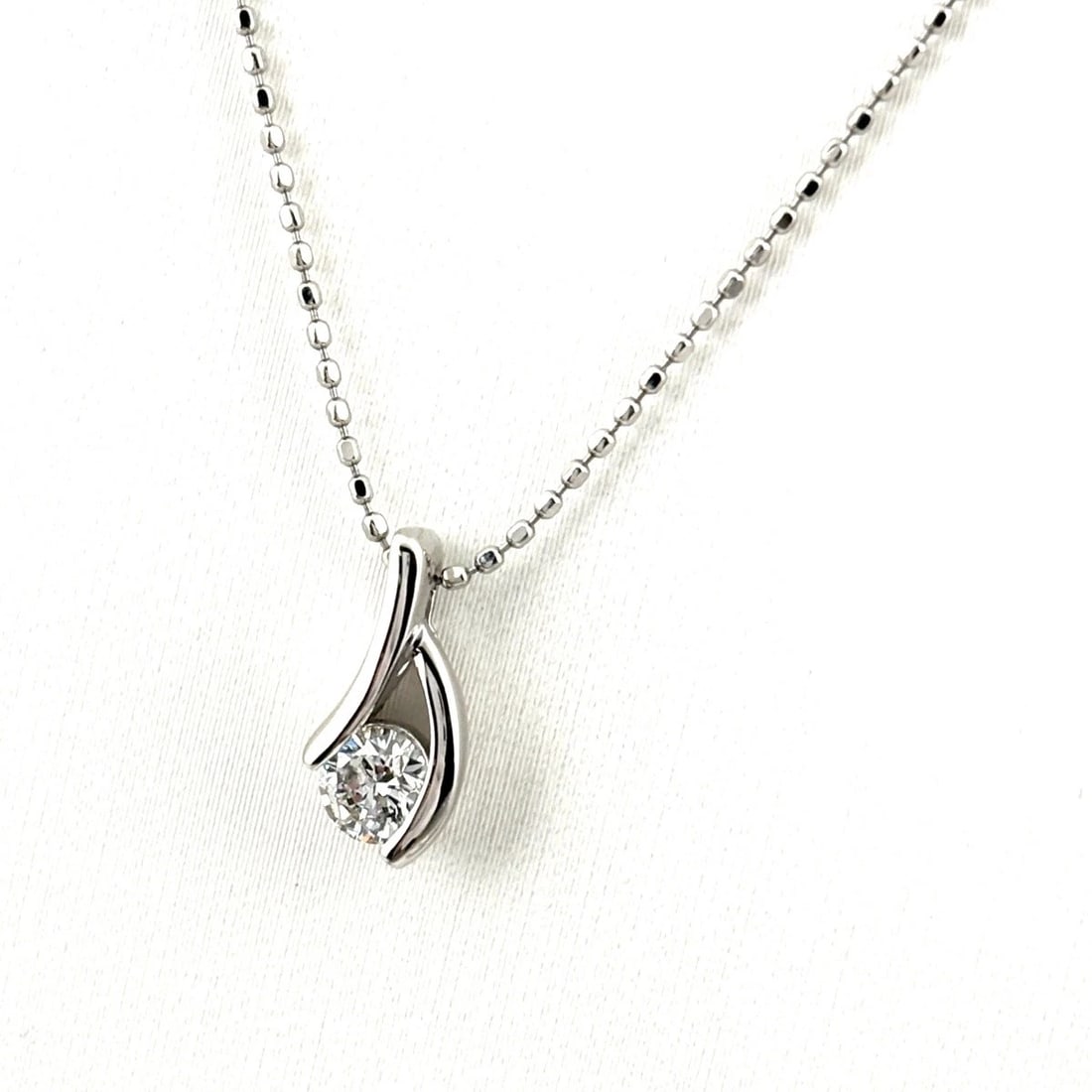 DIAMOND DESIGN PLATINUM PENDANT NECKLACE: Diamond design Platinum Pendant Necklace Brand: Unbranded Type/Style: Necklace Material: Pt900 Pt850, Main Stone/Creation Natural Color: None Size: Chain / code 44cm(17.3") Chain width 0.8mm(0.0")