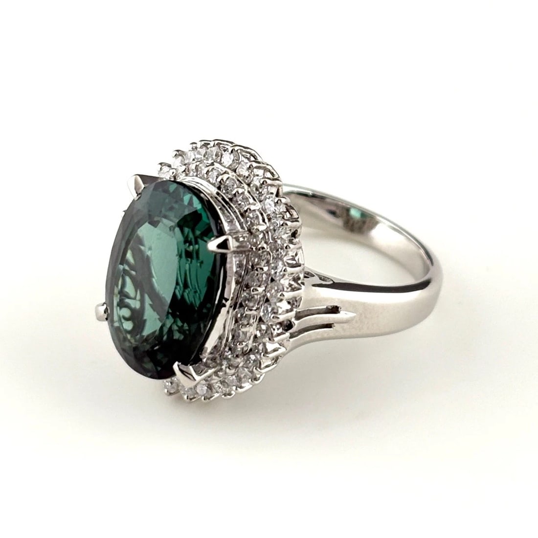 TOURMALINE DESIGN RING PLATINUM DIAMOND RING: tourmaline design ring Platinum diamond Ring Brand: Unbranded Type/Style: Ring Material: Pt900, Main Stone/Creation TourmalineDiamond Color: Silver Size: US 5.5 Accessories: None Accessori