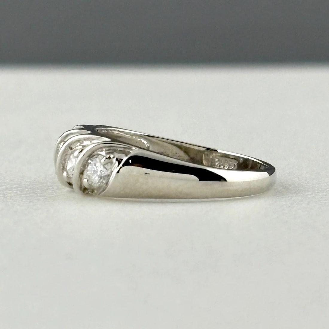 MELEE DIAMOND DESIGN PLATINUM RING - 2