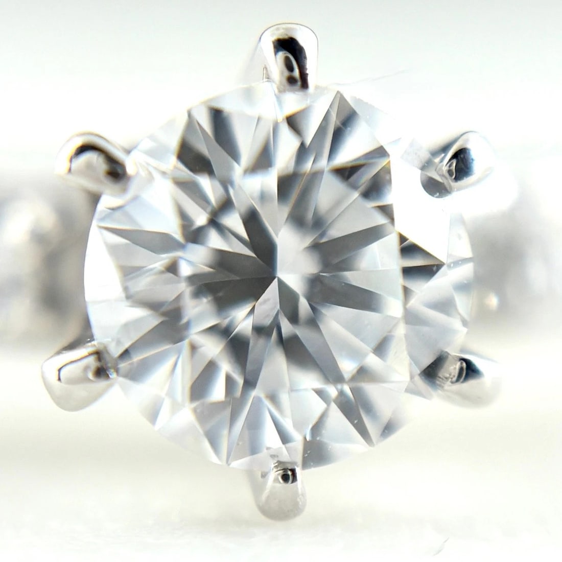DIAMOND DESIGN PLATINUM MELEE DIAMOND RING: diamond design Platinum melee diamond Ring Brand: Unbranded Type/Style: Ring Material: Pt900, Main Stone/Creation Natural Color: None Size: US 3.5 to 4 Accessories: None Accessories Notice: When