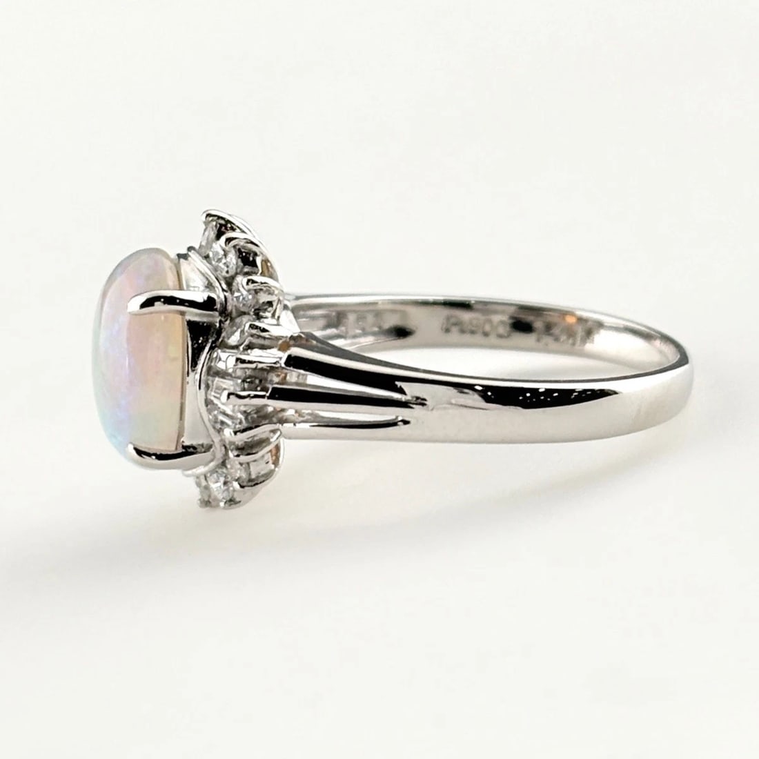OPAL DESIGN PLATINUM MELEE DIAMOND RING: opal design Platinum melee diamond Ring Brand: Unbranded Type/Style: Ring Material: Pt900, Main Stone/Creation opal diamond Color: None Size: US 5 to 5.5 Accessories: None Accessories Noti