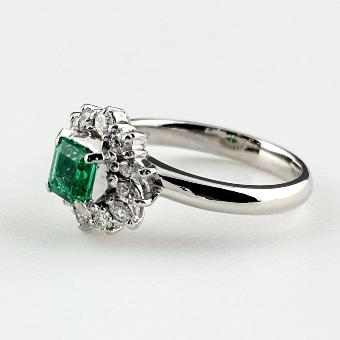 EMERALD DESIGN PLATINUM RING DIAMOND - 2