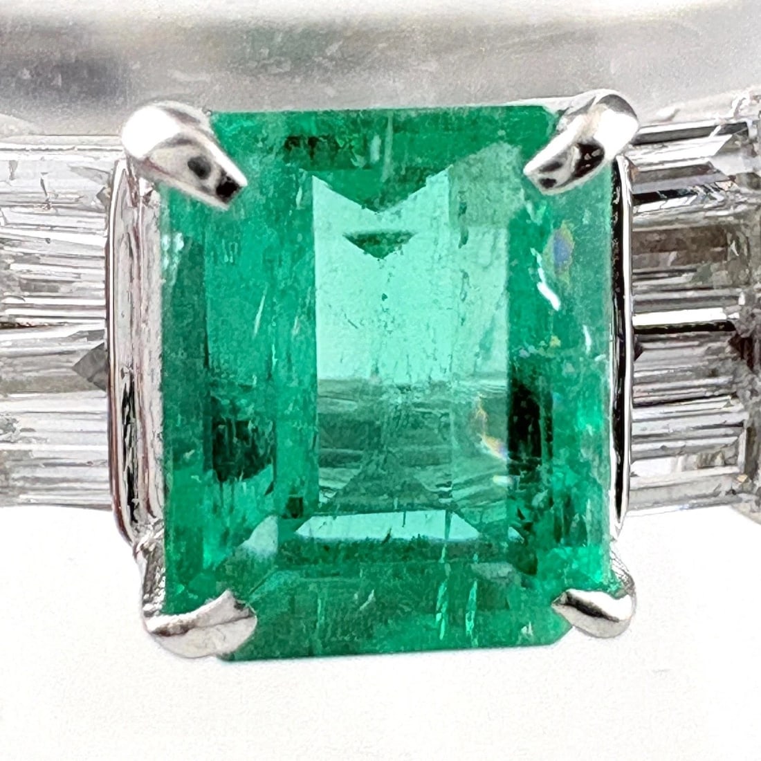 EMERALD DESIGN PLATINUM MELEE DIAMOND RING (1 of 2)